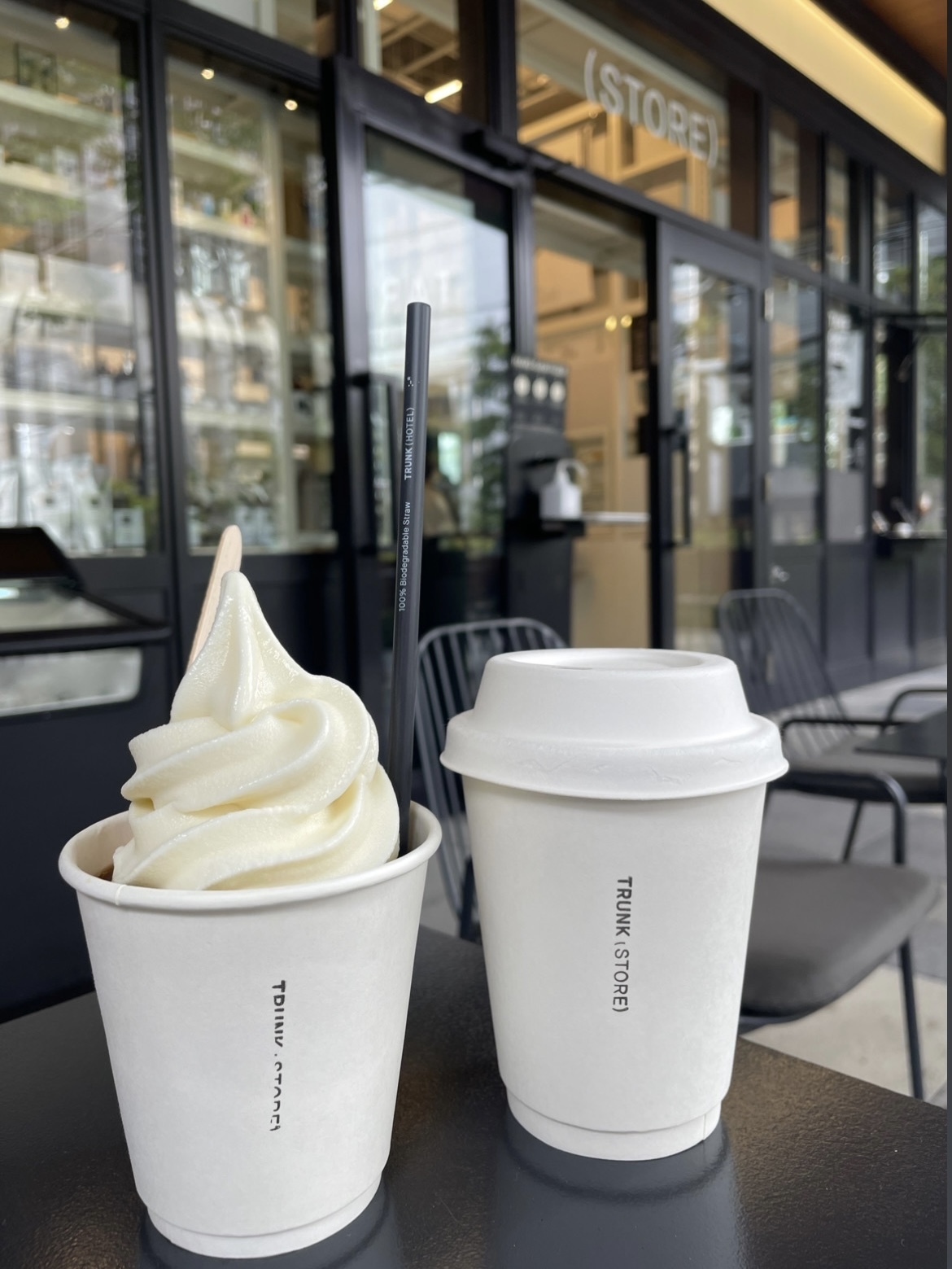 左:コーヒーフロート 右:甘酒ルイボス(ice)