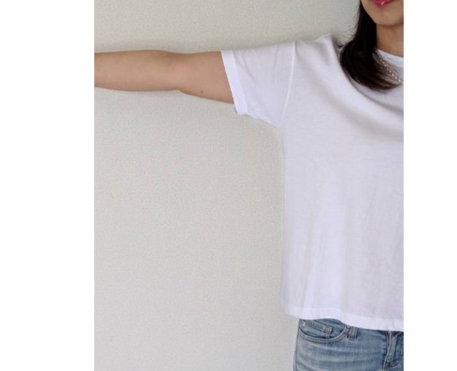 袖は先に向かって細くなっていくシルエット。女性らしく細身効果も。