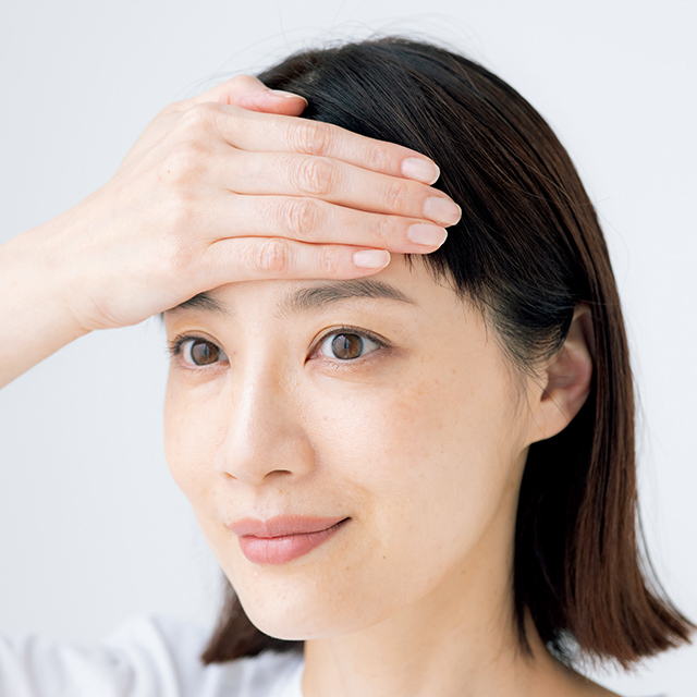 額を押さえたまま まぶたの開け閉じ