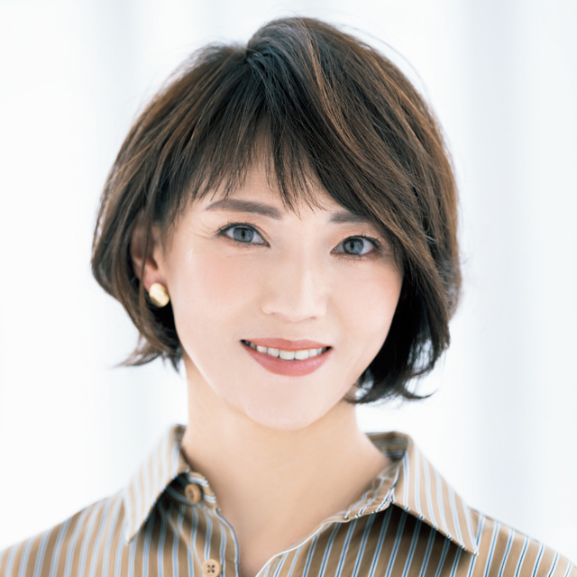 大胆に斜めに流すサイドパートのショートでうねりグセをカバー