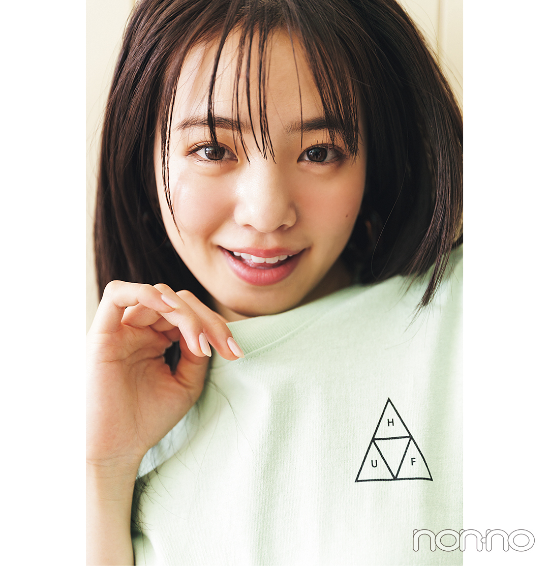 横田真悠が着るバックロゴTシャツコーデ11