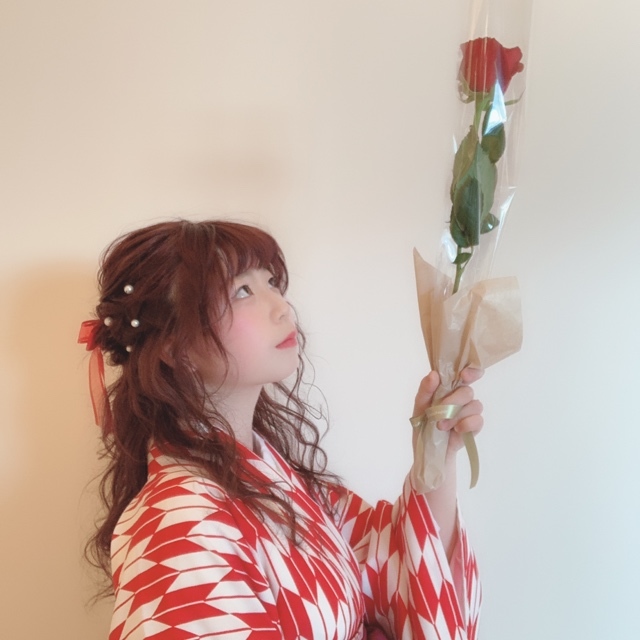袴と同じ色のお花を持つと、写真が更に素敵になります 👌