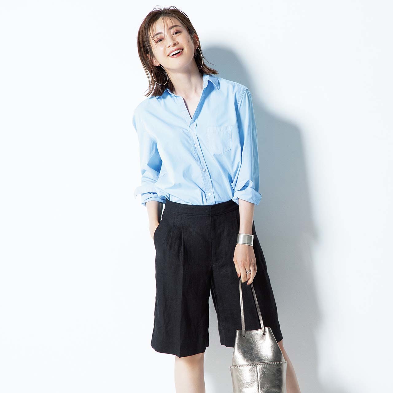 シャツ×ショートパンツコーデを着たモデルの板垣麗子さん