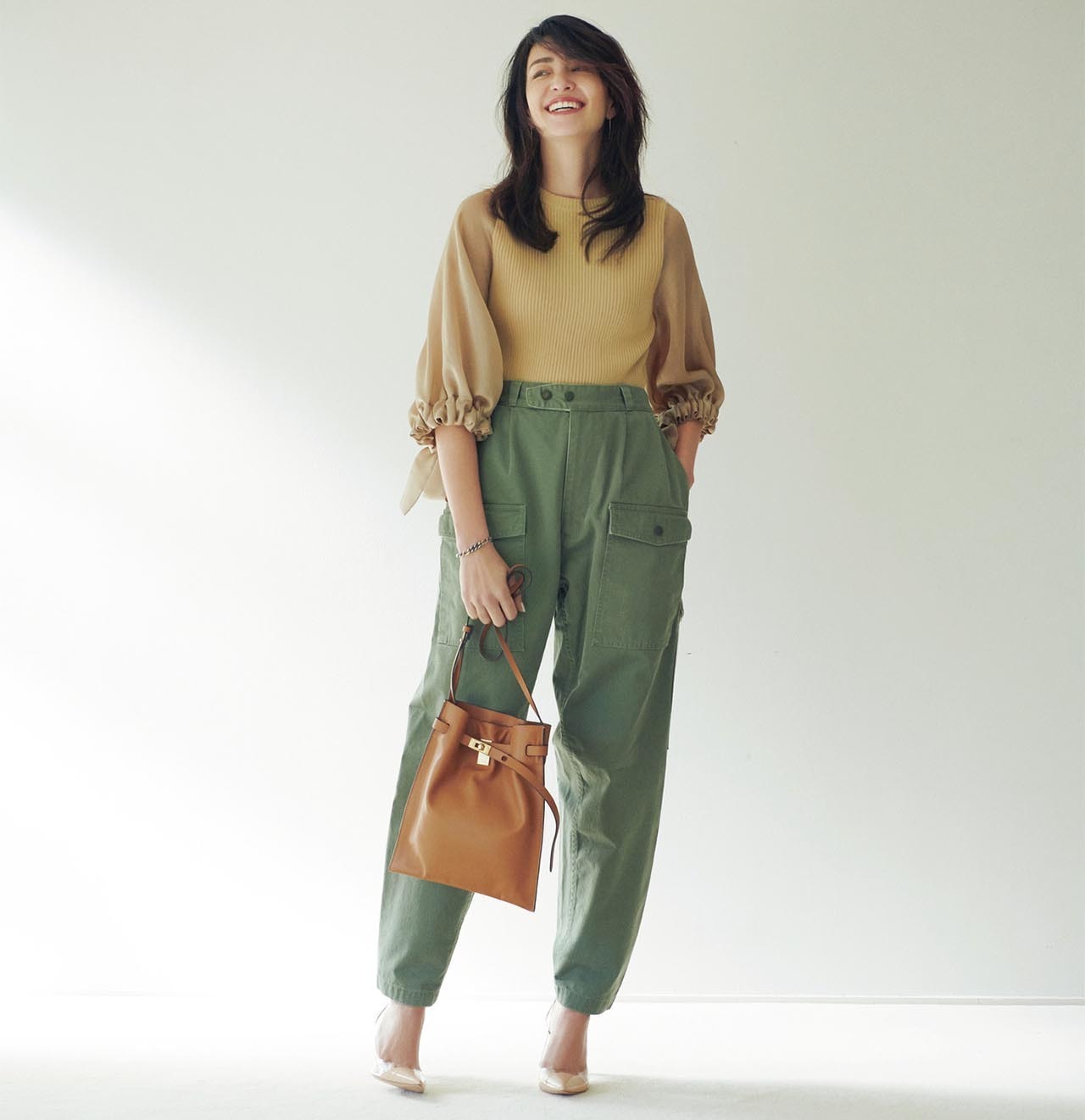 ボリュームスリーブニット×カーゴパンツコーデを着たモデルのRINAさん