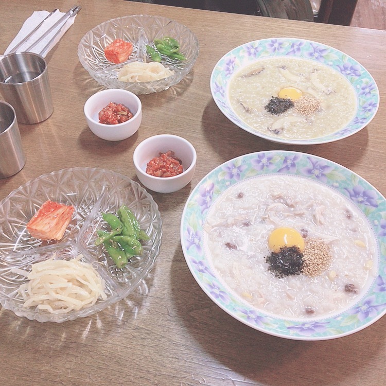 (奥)アワビ粥 (手前)参鶏湯粥