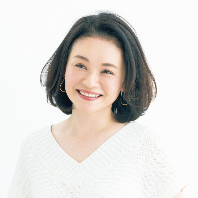 華やかさも豊かさも品よくアップする低めのひし形ボブ