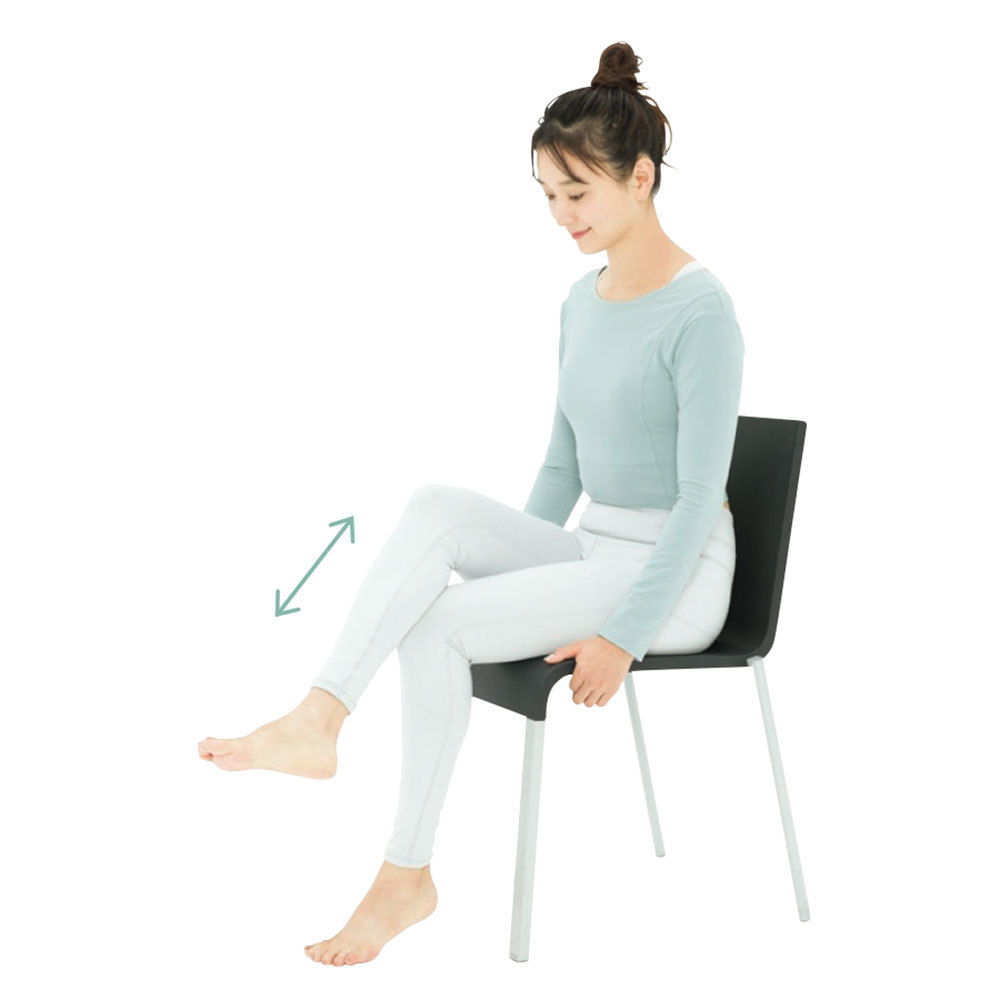 椅子に座り、ふくらはぎを反対側の膝頭に当て、スリスリとこする。これを1 分。左右とも行う。
