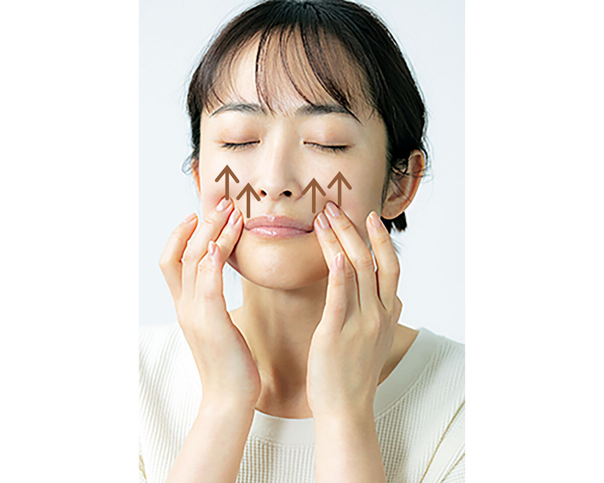 ほうれい線のラインに沿って、同様に2 本指で、上下に揺らしながらほぐしていく。
