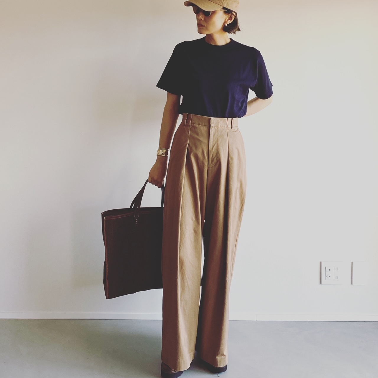 ニット/JOHN SMEDLEY パンツ/ATON バッグ/A VACATION 靴/TOD’S