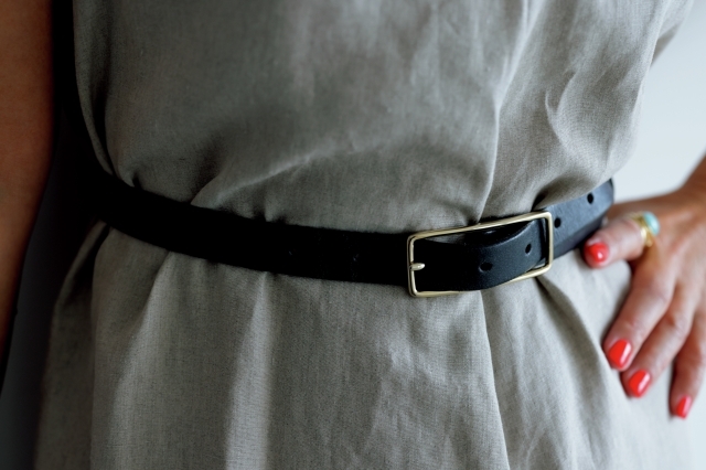 夏おしゃれが引き締まる辛口レザーベルト 大草直子の夏のマジックアイテム Web Eclat 50代女性のためのファッション ビューティ ライフスタイル最新情報