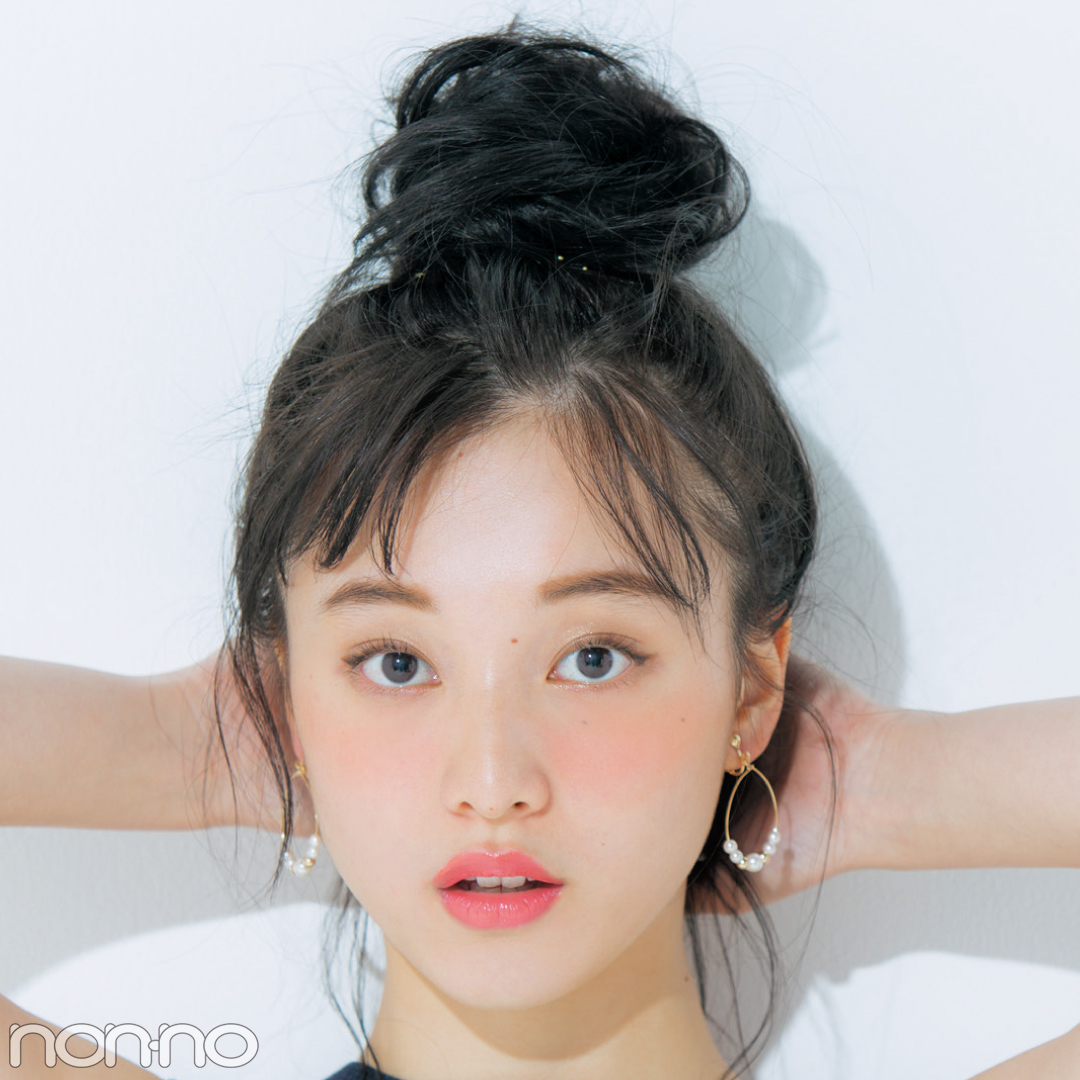 高めおだんご 透け前髪で 黒髪の今っぽヘアアレンジが完成 Non No Web ファッション 美容 モデル情報を毎日お届け