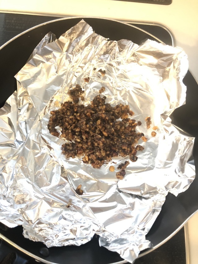 ①フライパンにアルミホイルを引き、その上に茶殻(紅茶、ほうじ茶なんでも私はコーン茶で作ってみました)と砂糖をまぜたものを置く