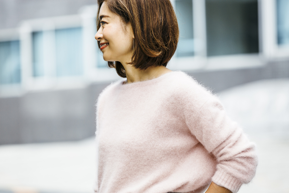 一見シンプルだけど、着ると女性らしさが引き立つ華やぎニット!_1_1