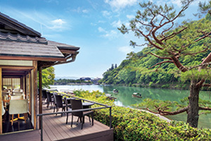 嵐山の絶景桜と美味が楽しめるアフタヌーンティー【「京都」桜にまつわる10の愉しみ】_1_2