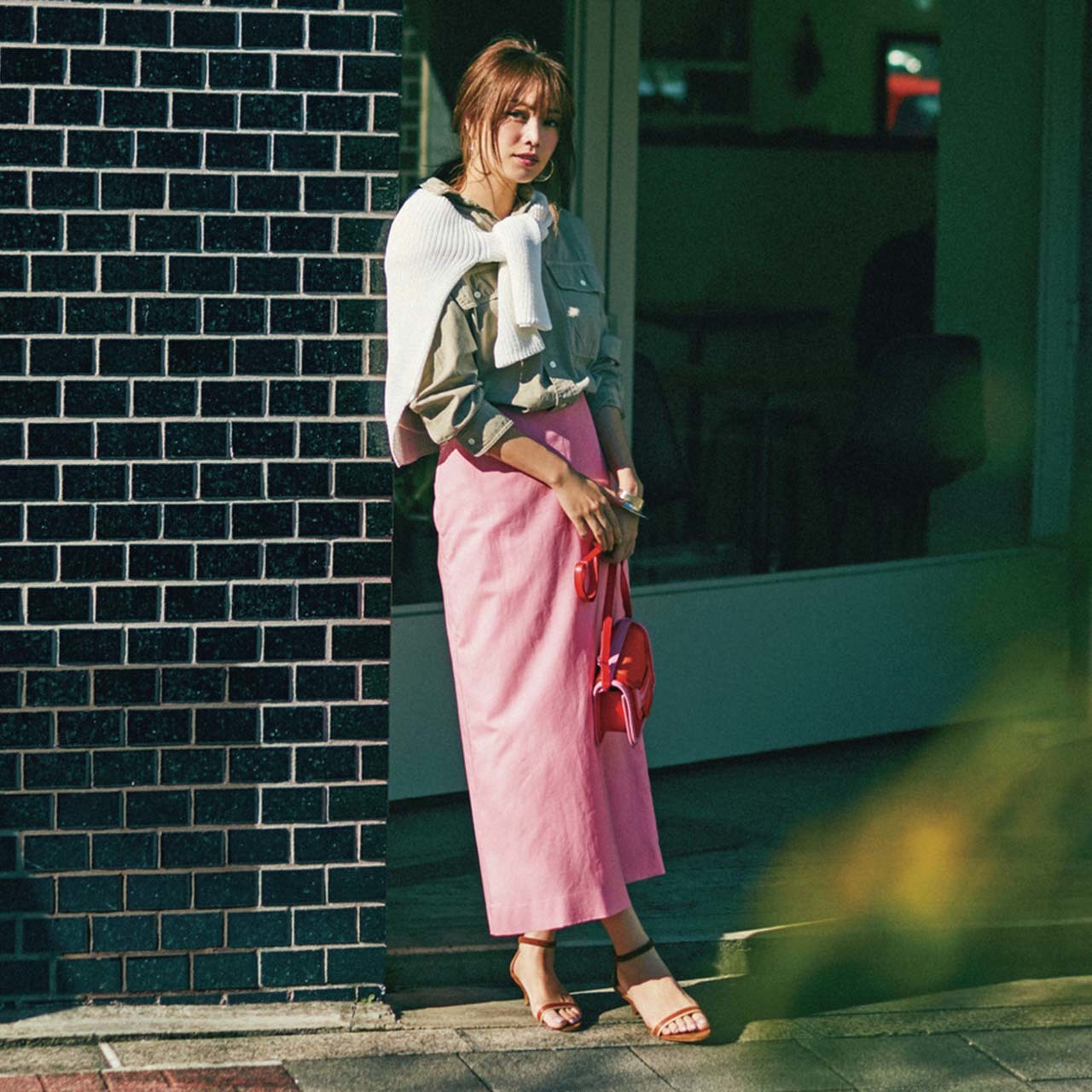ベージュのシャツ×ピンクのロングスカートコーデを着たモデルの蛯原友里さん