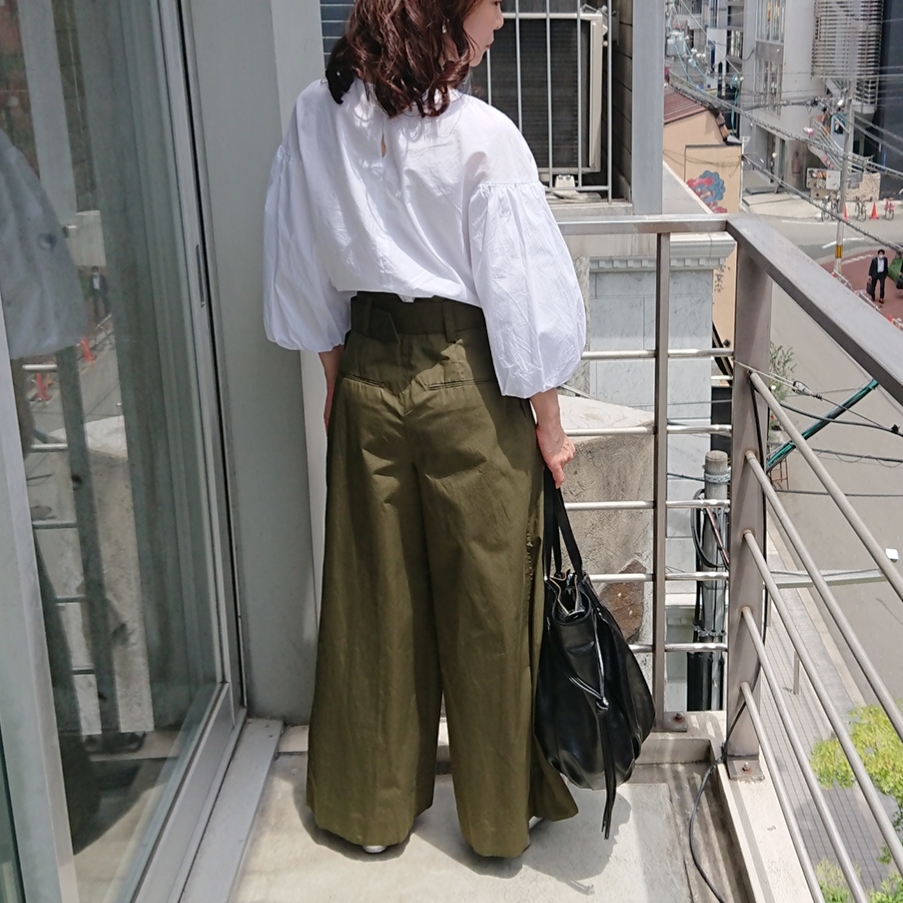 白いブラウス ワイドパンツ