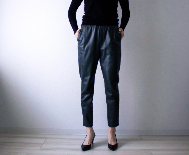 Styling/のフェイクレザーパンツ。