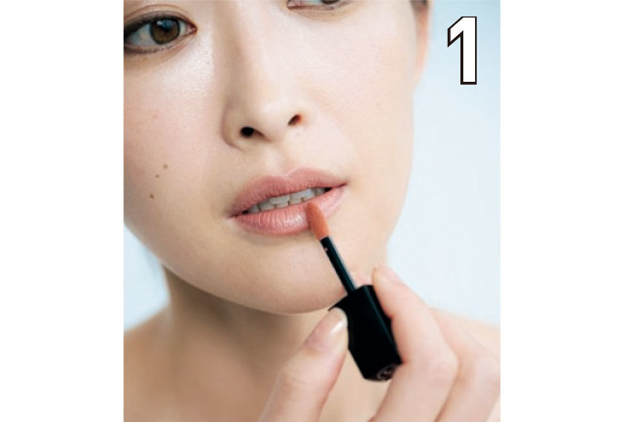 唇全体にリップをフィットさせる