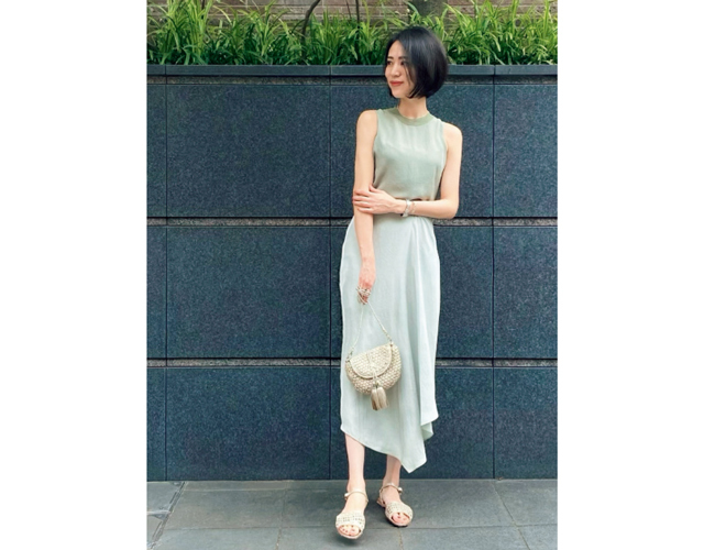 長谷川直美さん シャイニーサンダル