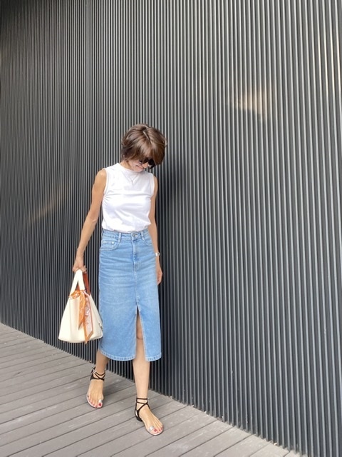 マディソンのノースリTシャツコーデ