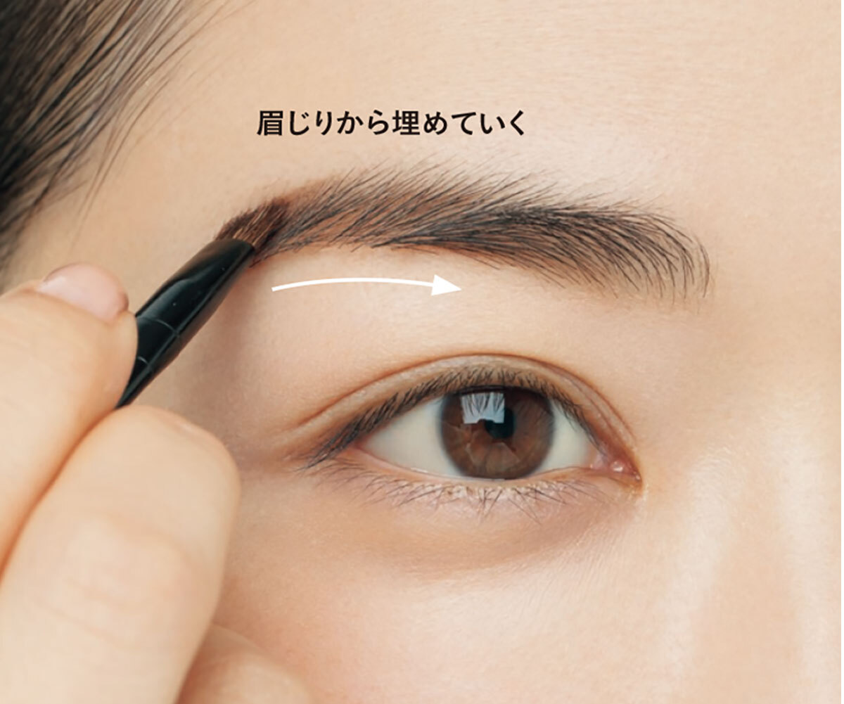 抜け感眉 4.毛が少ない部分は濃いめ色でカバーする