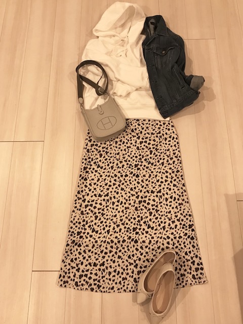 Tops GU / Jacket JOURNAL STANDARD / Shoes GU / Bag HERMES
