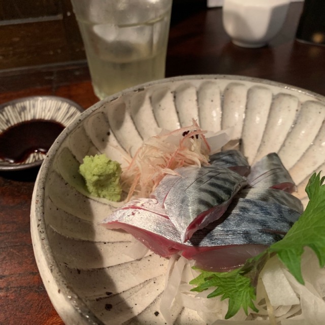 怪しいほどの銀色に輝く「泳ぎサバ刺」
