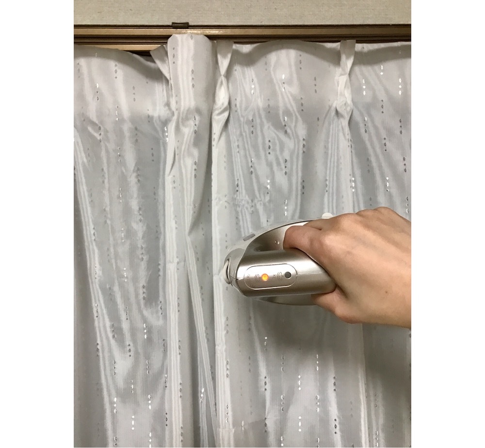 カーテンにスチーマーをかける