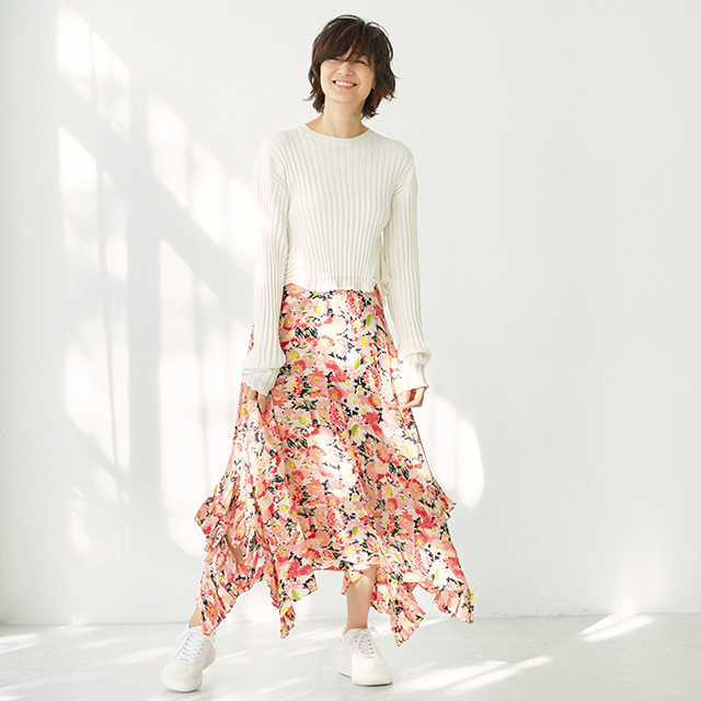 富岡佳子 「花柄スカート×スニーカー」コーデ