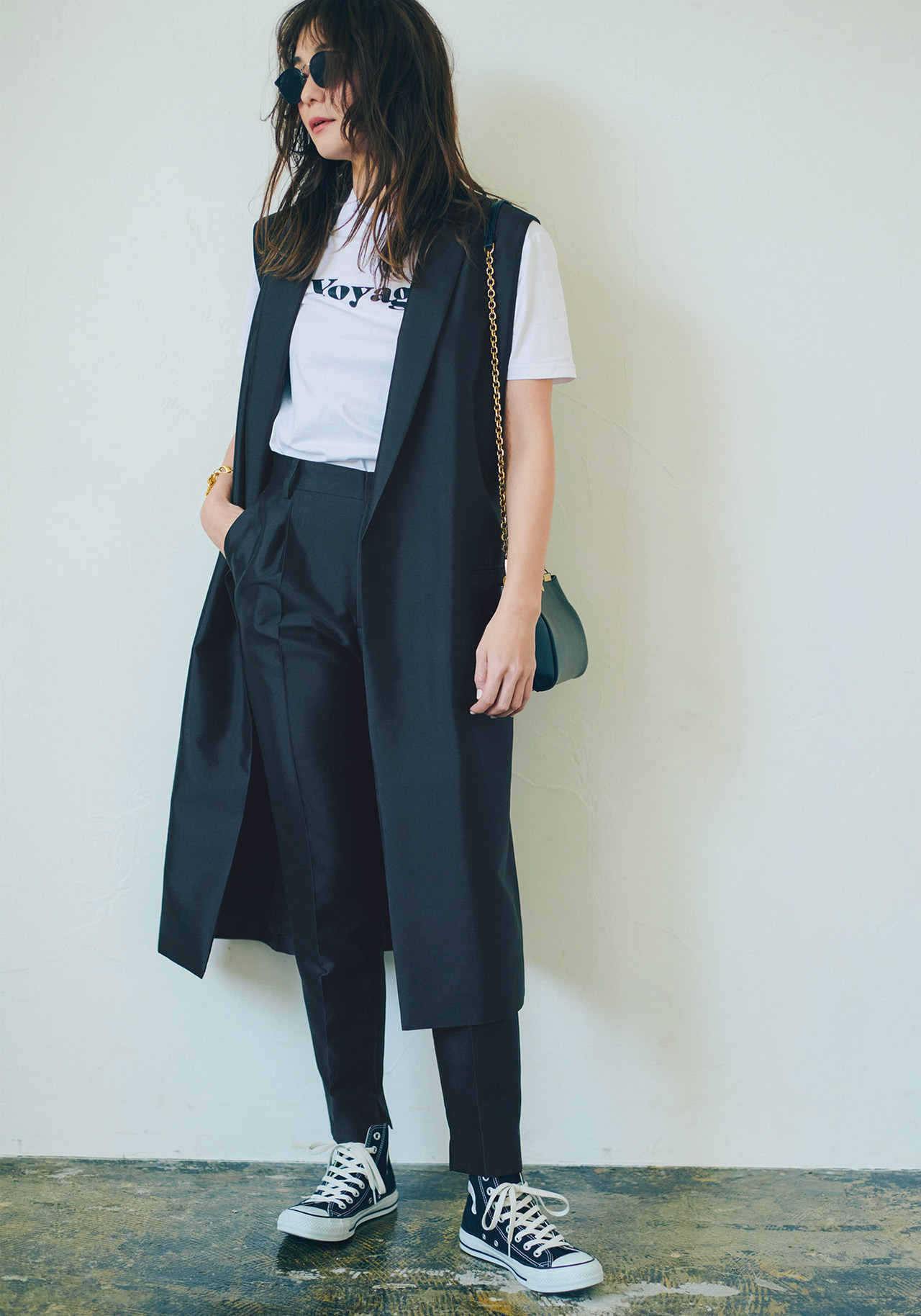 竹下玲奈 黒のロングジレはセットアップでクールに着こなす