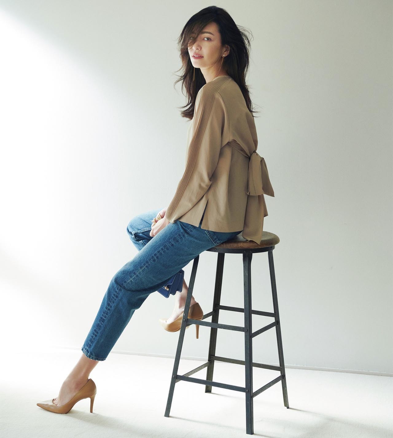 バックボウブラウス×デニムパンツコーデを着たモデルのRINAさん