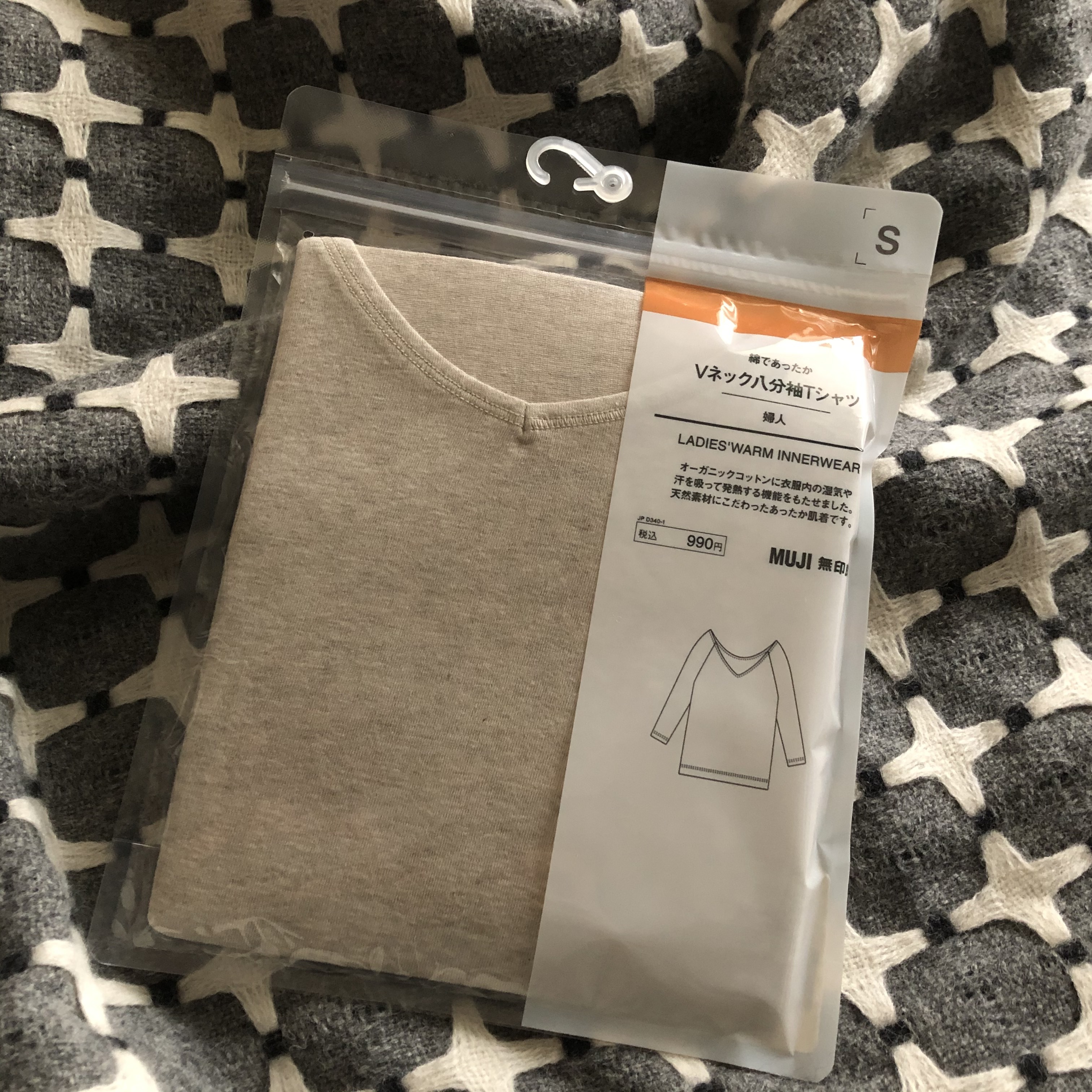 無印良品のインナーVネック八分袖Tシャツ