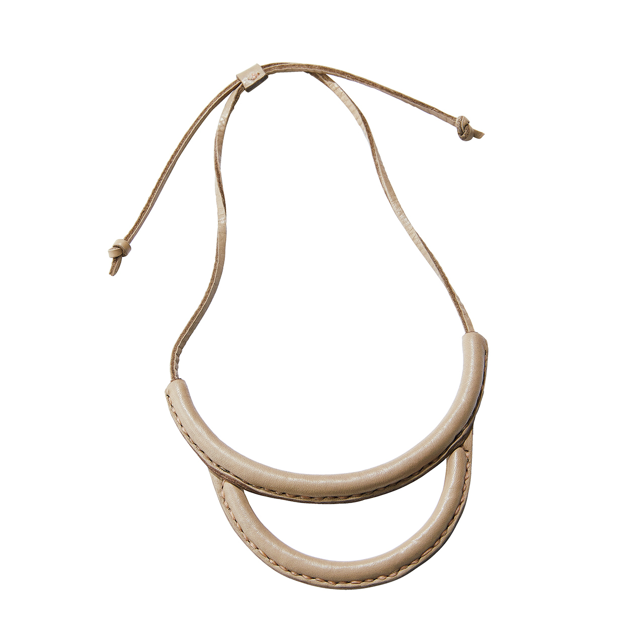 目が離せない ナチュラルマインドのリッチベージュ小物 五選 Web Eclat 50代女性のためのファッション ビューティ ライフスタイル最新情報