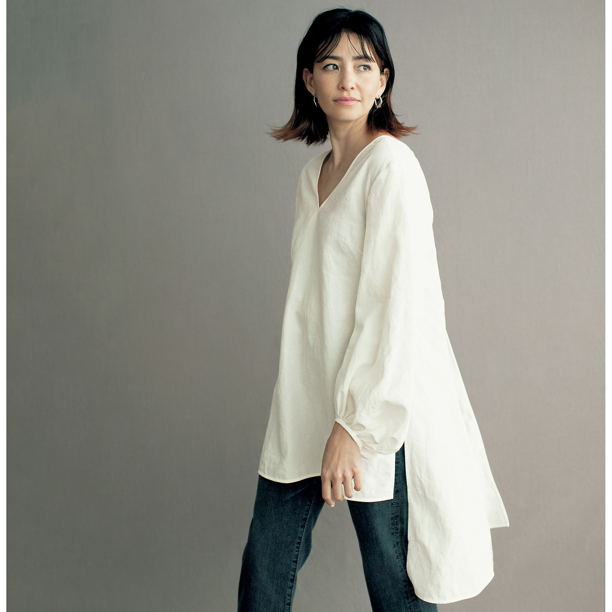 スタイリスト村山佳世子ベーシック「Lâchement」のバックスリット入りリネンブラウス_1_3