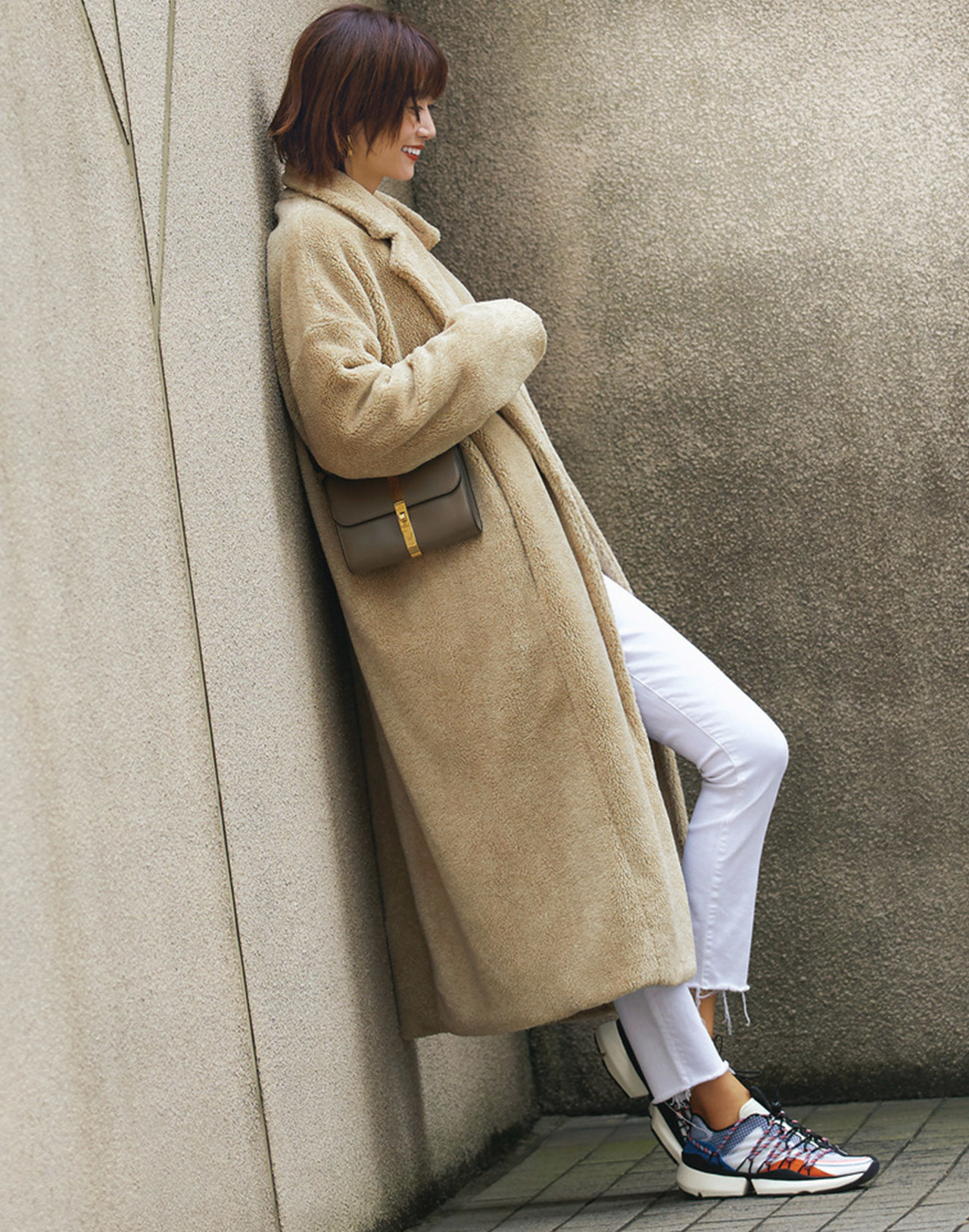 Style 3. ベージュボアコート×カラー入り白スニーカー