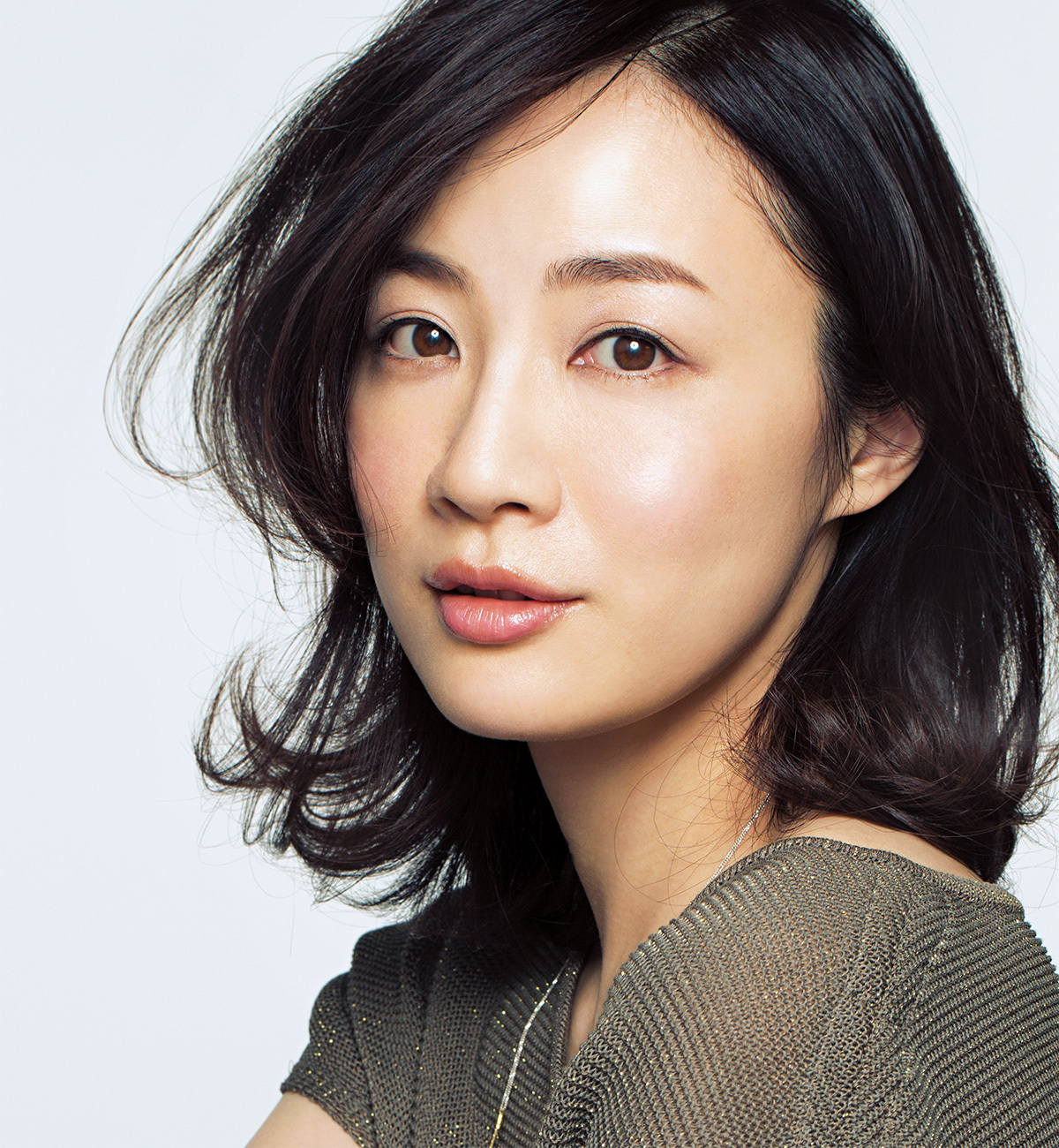 透け感もツヤ感も絶妙。オイルグロスタイプの淡色リップを使いこなす_1_2