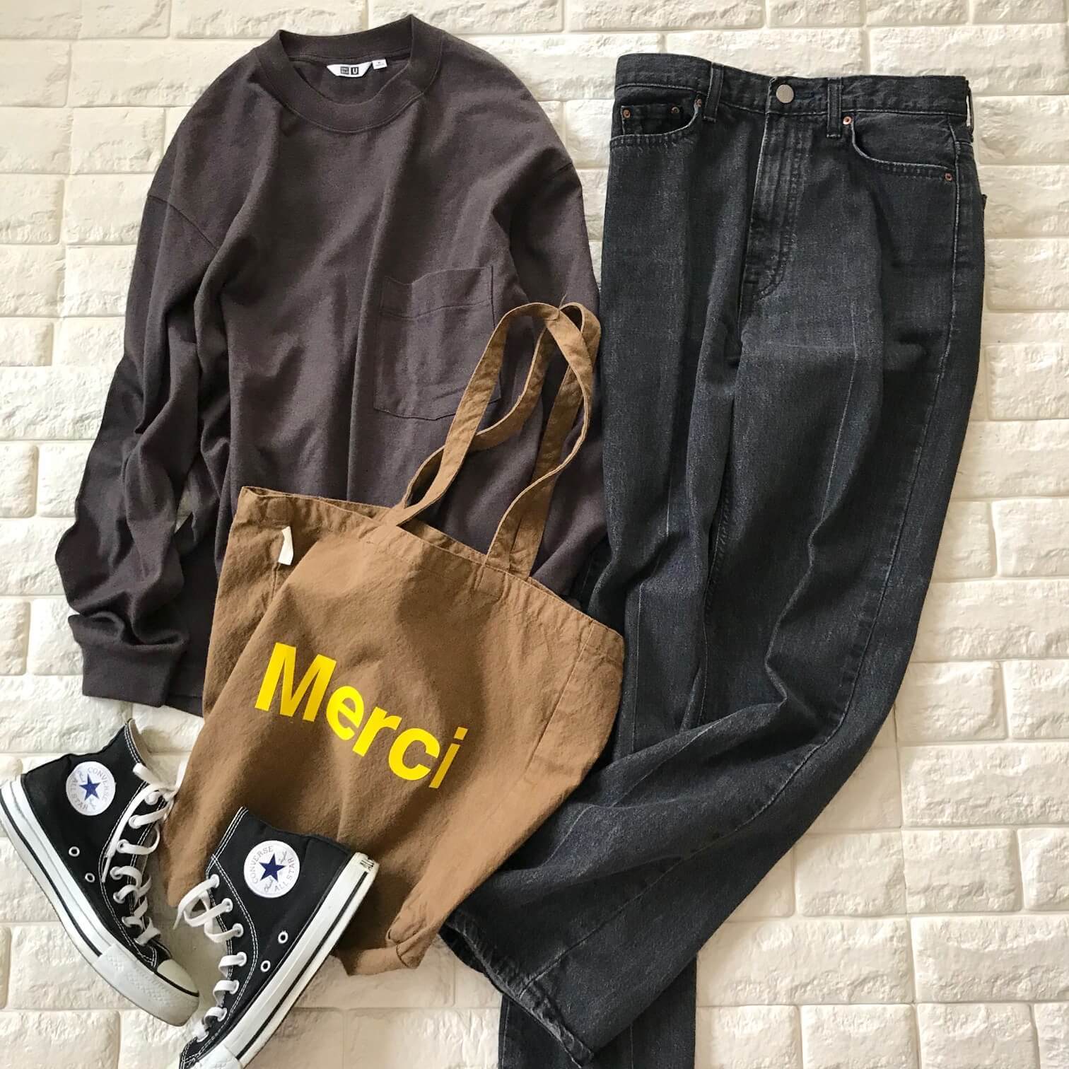 ロングTシャツとデニムを合わせたカジュアルコーデ
