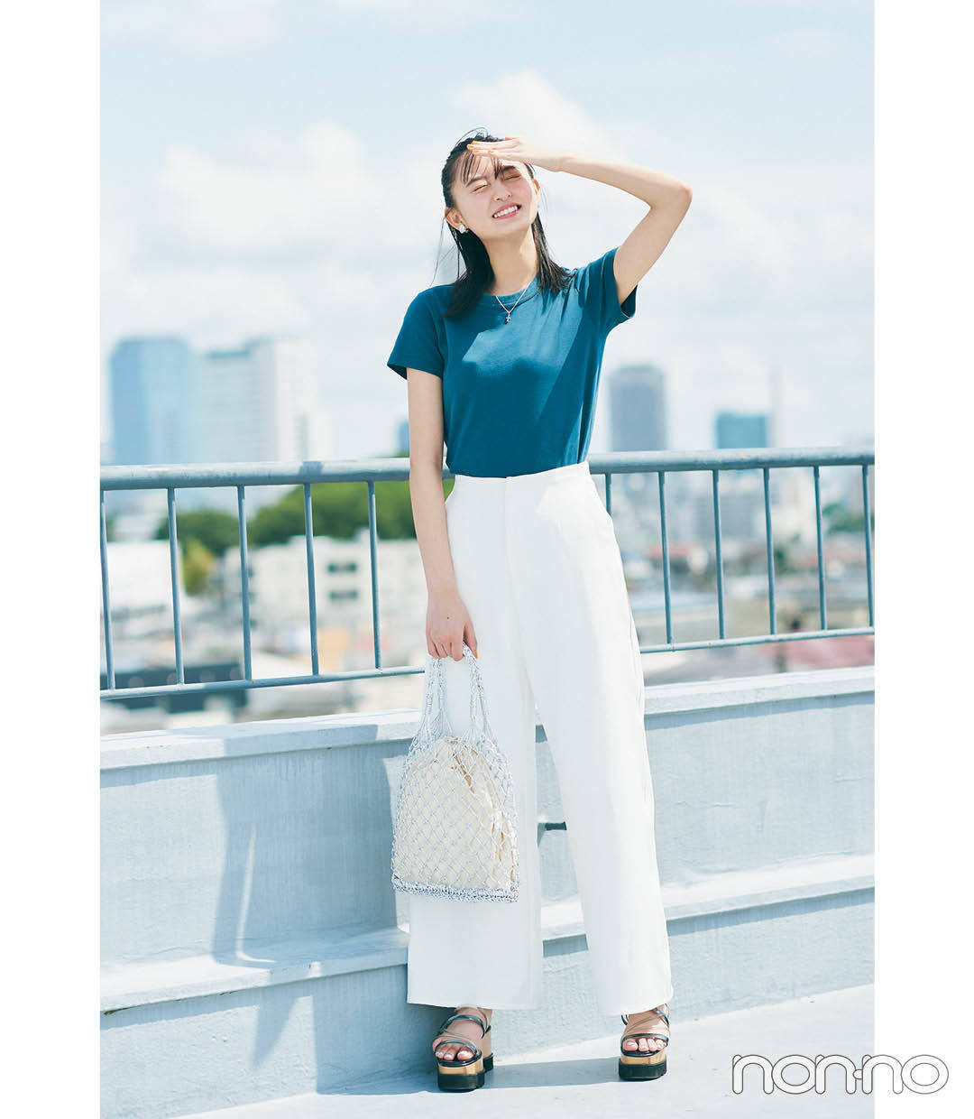遠藤さくらのコンパクトTシャツ×ハイウエストワイドパンツコーデ2