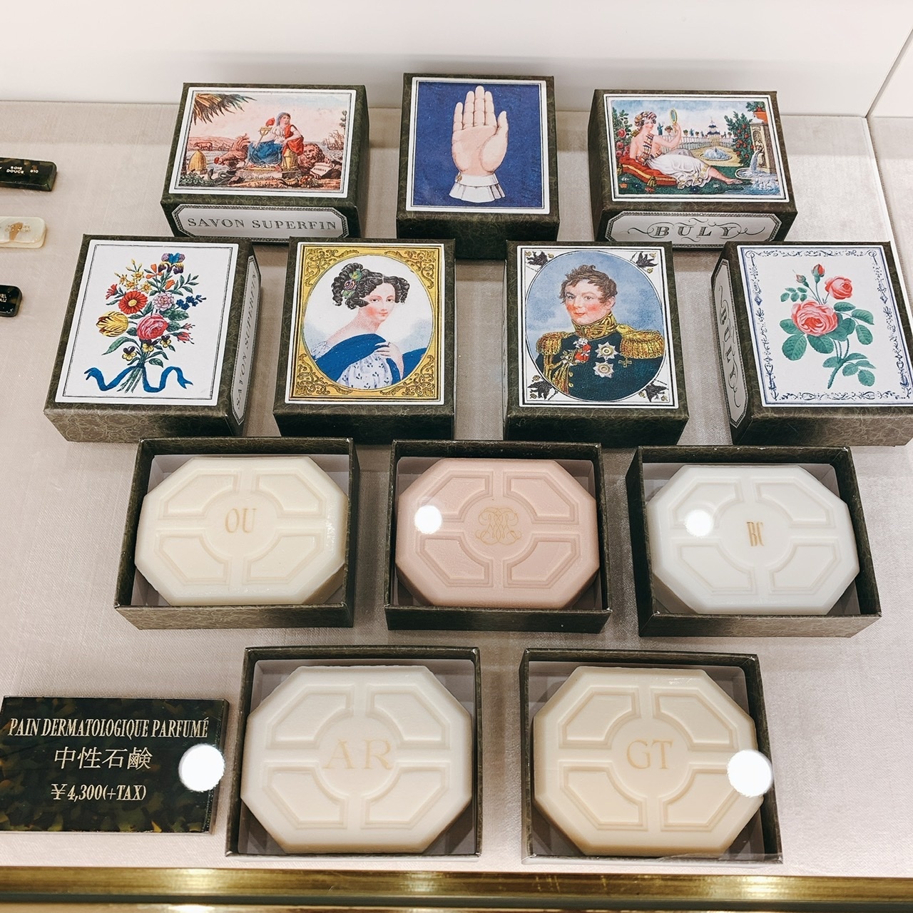 イニシャルを刻印する有料サービスも。「サヴォン・スゥペールファン」 各150g ¥4,300