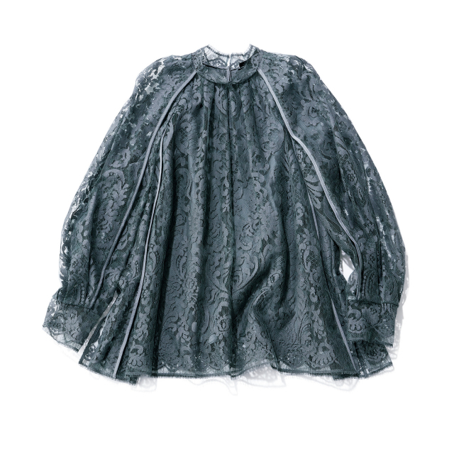 ブラウス(インナーつき)¥121,000/ebure GINZA SIX店(ebure)