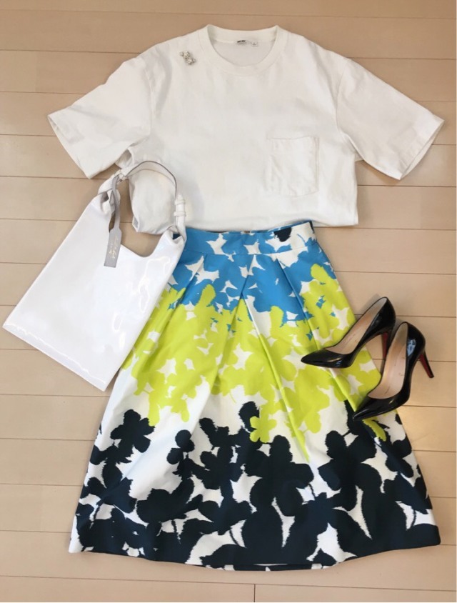スカート/milly 靴/Christian Louboutin バッグ/Anita Bilardi ピアス/SPIRITUEL