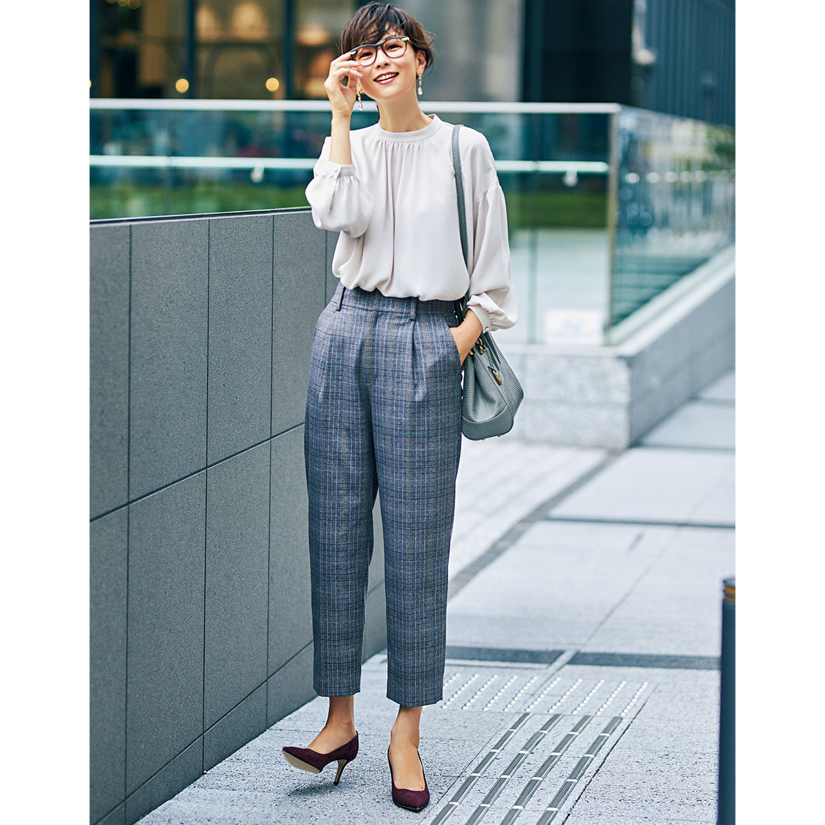 エムセブンデイズ秋のお仕事服_とろみブラウスとチェック柄腰高パンツ