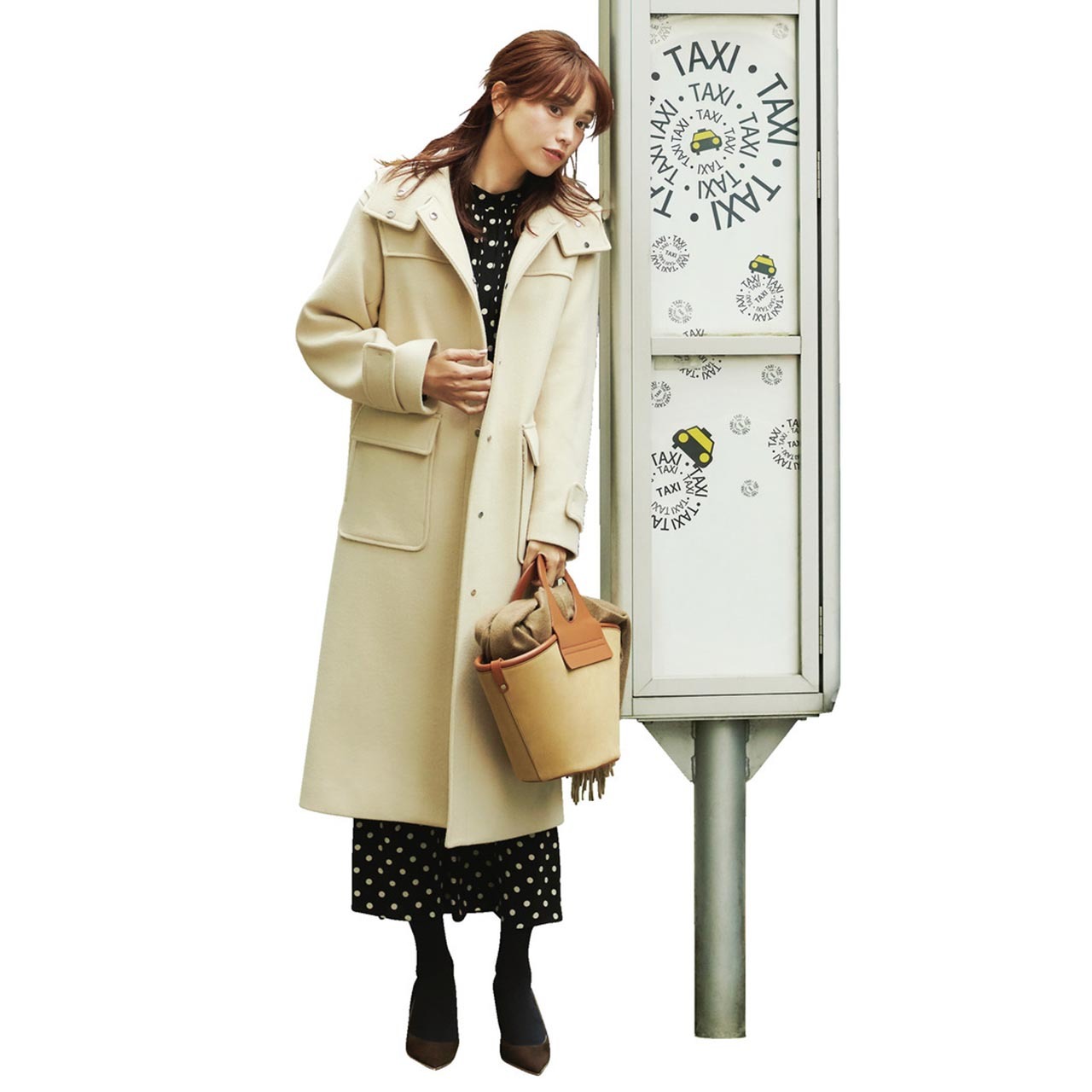 ダッフルコート×ドット柄ワンピースコーデを着たモデルの蛯原友里さん