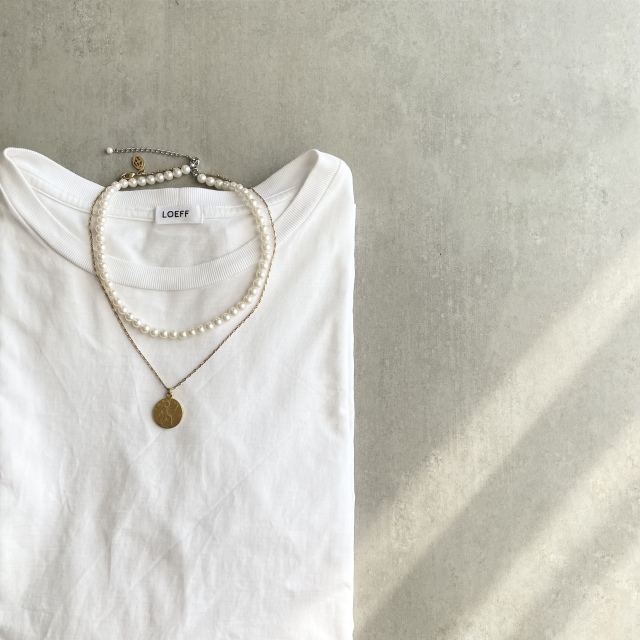 春の必須アイテム 一枚でもなんかお洒落な白ロンtと映えるアクセサリー ファッション誌marisol マリソル 40代をもっとキレイに 女っぷり上々