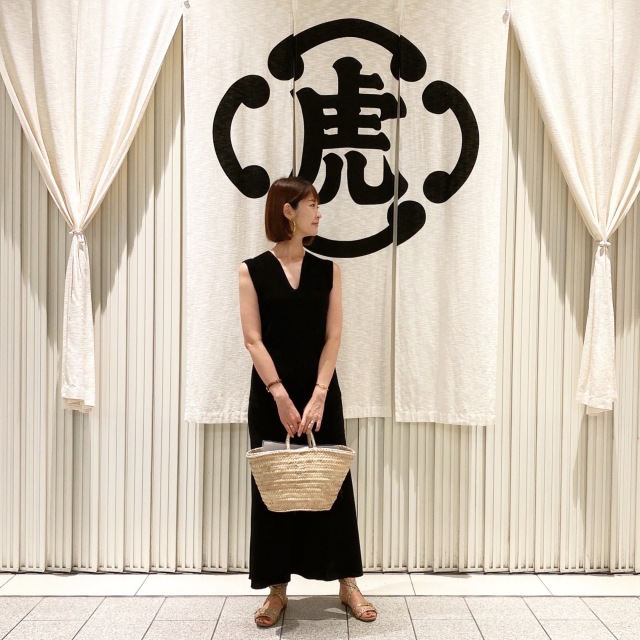 六本木ミッドタウン内の虎屋の前にて。emiさん、モノトーンが際立つ。
