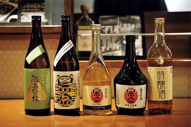 古酒に力を入れる酒蔵、岐阜県『白木恒助商店』の達磨正宗を 筆頭に、20種以上の日本酒の古酒がそろう