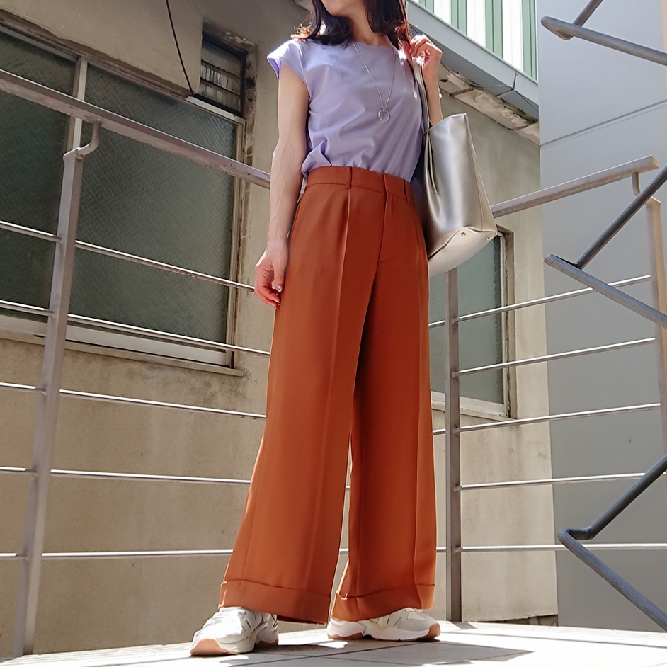 ラベンダーT-shirt ブラウンパンツ シルバーバッグ