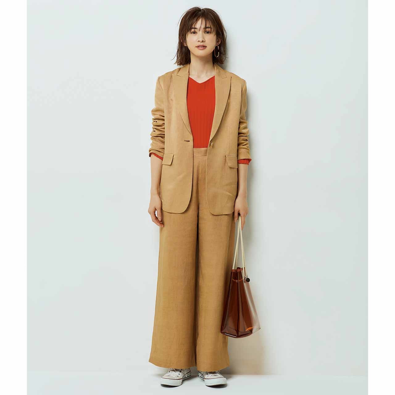 レリタージュのセットアップを着たモデルの高垣麗子さん