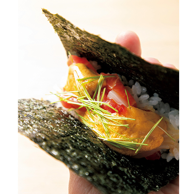 京都の二条にある和食レストラン「二条 やま岸」のういと和えの手巻き