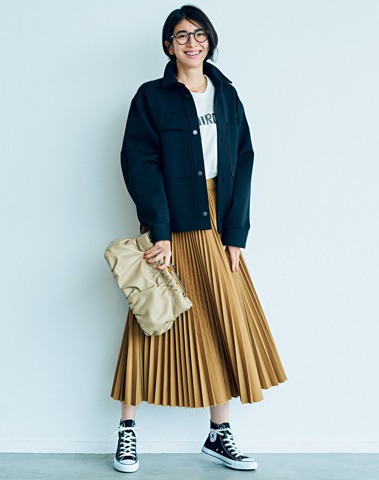 黒のジャケット×白Tシャツ×ベージュのプリーツスカートコーデ